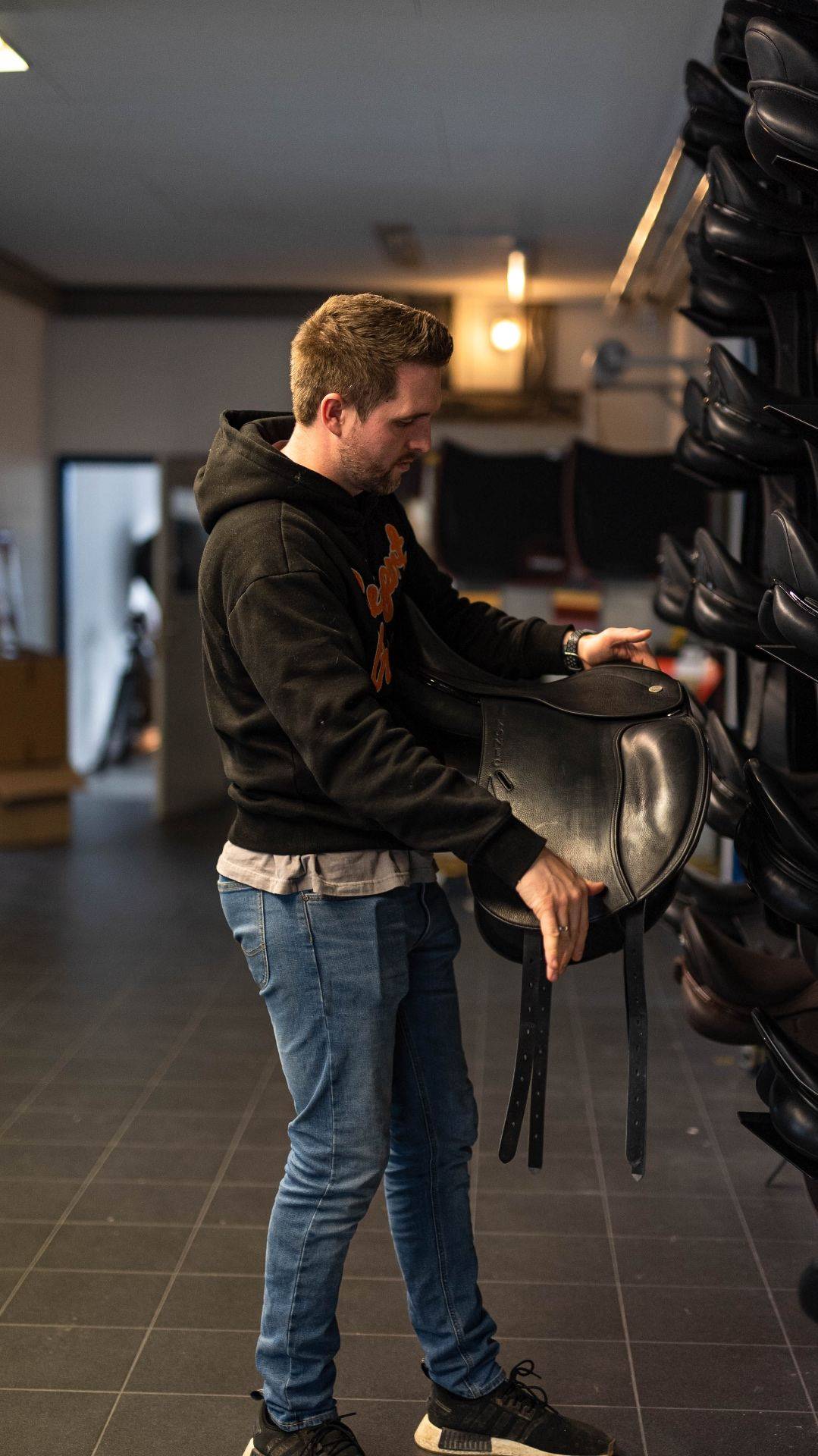 Magnus Wehrheim, Sattlermeister, prüft einen Konteg-Springsattel in seiner Werkstatt in Mörlenbach