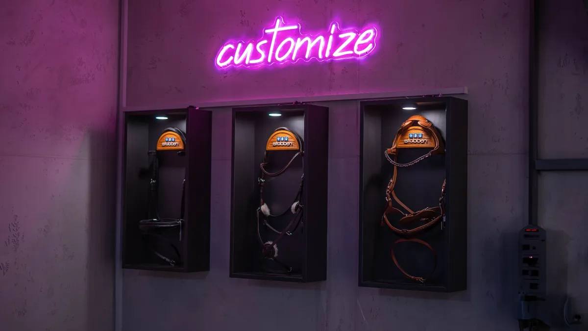Customize Neonschild mit Trensen im Showroom