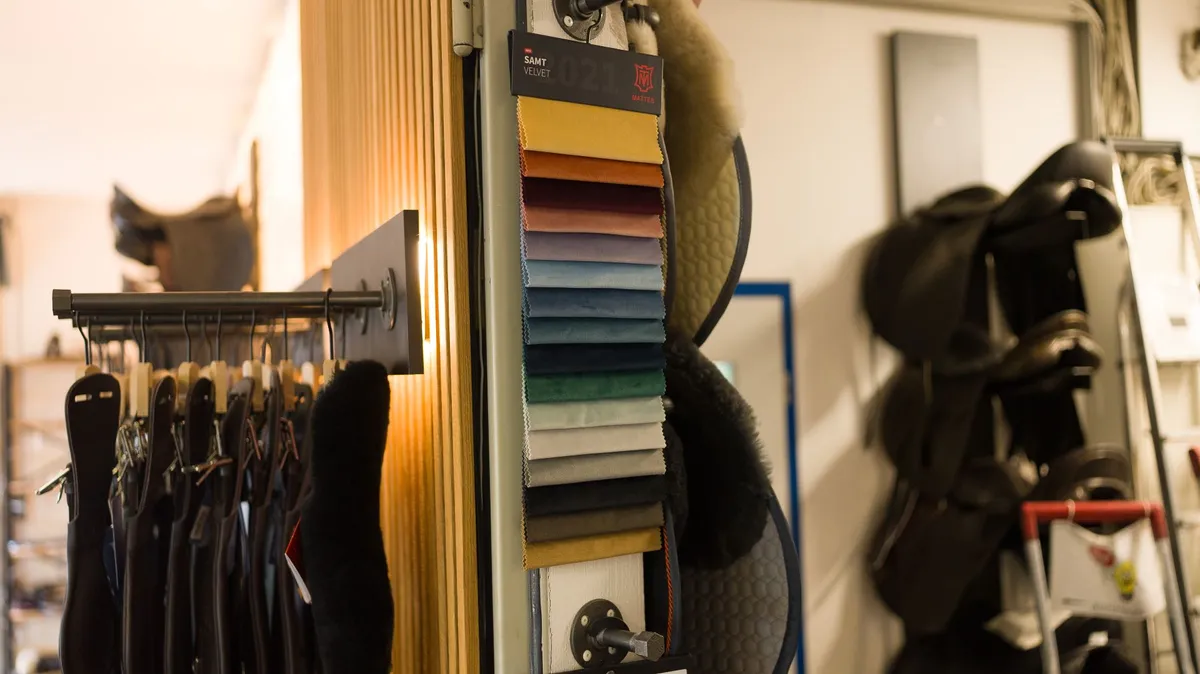 Stoffmuster und Sattelgurte im Showroom
